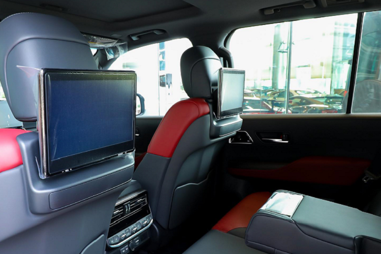 Toyota Land Cruiser 2022 nhập chính hãng và nhập tư sẽ khác nhau về phiên bản, cả về trang bị. Trong đó, xe nhập chính hãng thuộc phiên bản “VX” là 1 trong 5 phiên bản GX, AX, VX, ZX và GR-S bán ở Nhật Bản.