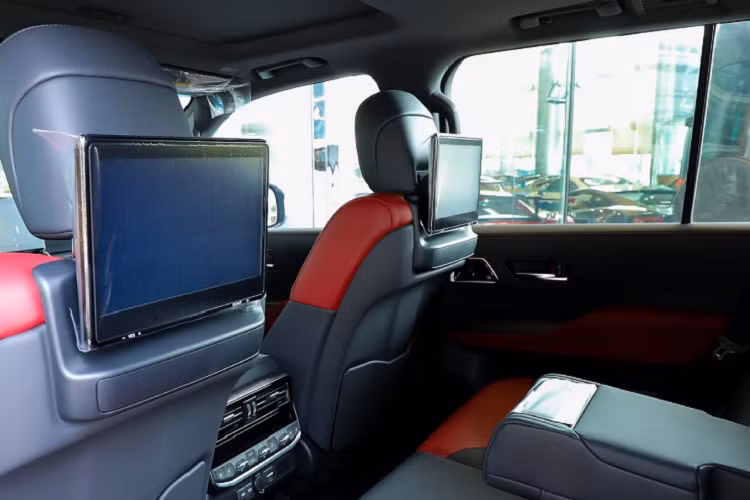 Toyota Land Cruiser 2022 nhập chính hãng và nhập tư sẽ khác nhau về phiên bản, cả về trang bị. Trong đó, xe nhập chính hãng thuộc phiên bản “VX” là 1 trong 5 phiên bản GX, AX, VX, ZX và GR-S bán ở Nhật Bản.