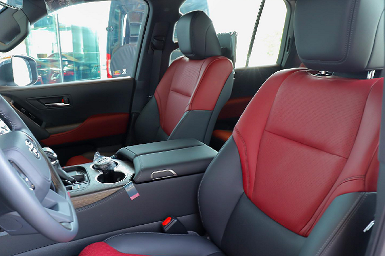  Nên việc những chiếc Land Cruiser 2022 nhập Trung Đông về Việt Nam có giá cao hơn 2 tỷ so với xe chính hãng là điều dễ hiểu.