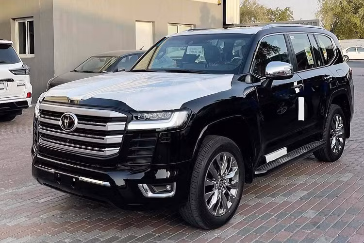 Chính vì thế, giành được suất mua Land Cruiser 2022 là điều không dễ dàng gì đối với các đơn vị nhập xe tư nhân ở Việt Nam. Để “thuận mua vừa bán” việc chi thêm nhiều tiền, chấp nhận mua với giá cao để mang xe về sớm là điều tất yếu.