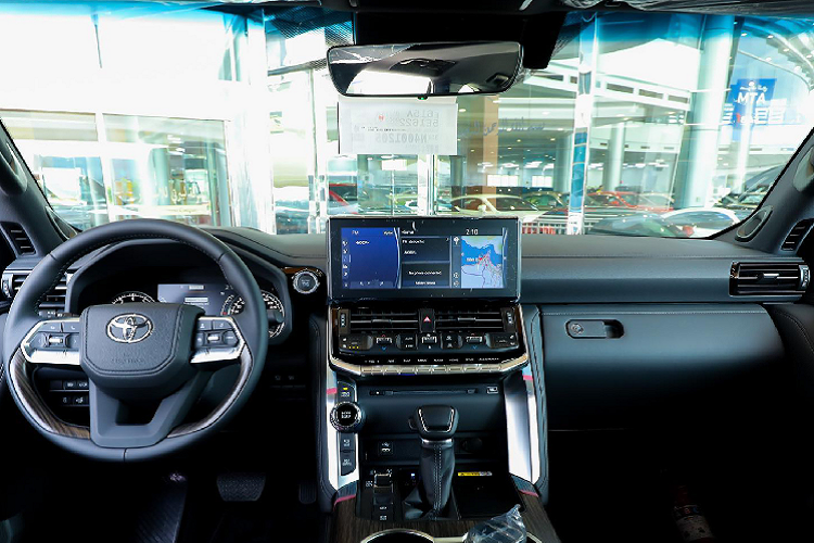 Tuy nhiên thực tế, các showroom xe tại Trung Đông đang rao bán cho bản VX.R này tới 400.000 AED (khoảng 2,5 tỷ đồng), cao hơn 300 triệu đồng so với giá công bố.