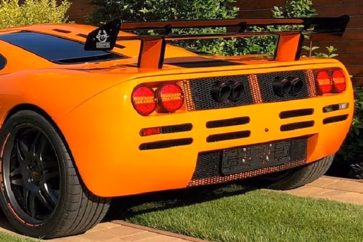 Nó được chế tạo dựa trên một chiếc Porsche Boxster thế hệ 986, đồng nghĩa nó là một xe thể thao động cơ đặt giữa, dẫn động cầu sau với khả năng xử lý và vận hành tốt hơn đa số xe nhái khác. Chủ xe cũng khẳng định rằng chiếc xe vẫn hoạt động ngon lành và không có vấn đề gì. Nó thậm chí còn có một hệ thống nâng thủy lực để giúp mũi xe vượt qua gờ giảm tốc dễ dàng hơn.