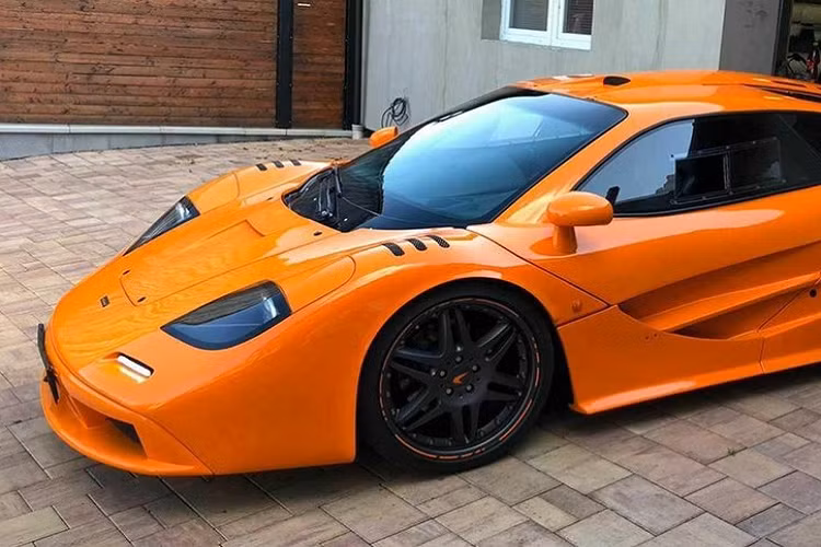 Siêu xe nhái này đã được rao bán trên eBay Anh Quốc với giá 51.000 bảng (tương đương 1,62 tỷ đồng). Nó mang hình dáng của một chiếc McLaren F1 LM, và nếu nhìn thoáng qua, khó ai có thể nhận ra đây là xe nhái và vốn được chế tạo dựa trên xe gì. Chiếc xe nhái quả thực không tệ và thậm chí cũng có vị trí ghế ngồi lái trung tâm giống như xe xịn.