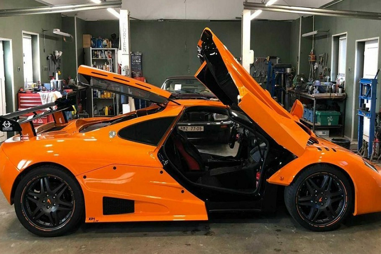 Được chế tạo tại Cộng hòa Séc, nó vẫn giữ lại ghế sưởi điện, ABS, kiểm soát cân bằng, và điều hòa không khí. Chủ xe có gìn giữ đầy đủ giấy tờ chuyển đổi chiếc xe.