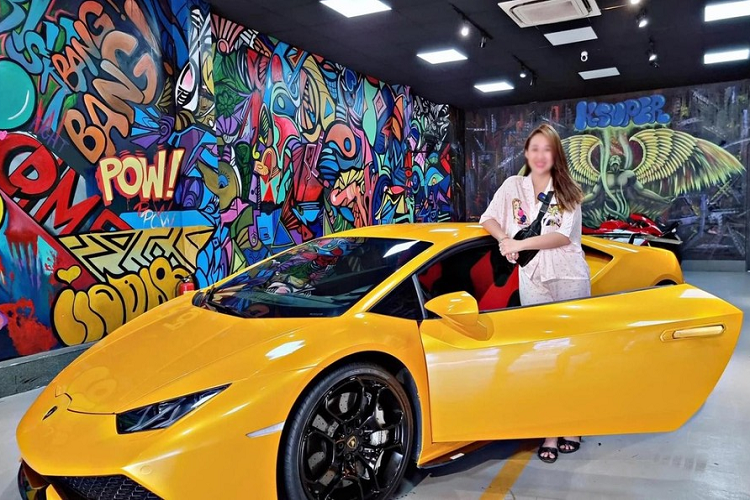 Trước đó, vào tháng 5/2021, bà Như cùng chồng đã mua lại chiếc siêu xe Lamborghini Huracan LP610-4 màu đỏ cực hiếm tại dải đất hình chữ S, ngay sau đó, vợ chồng 9X nổi tiếng kinh doanh lĩnh vực mỹ phẩm đã dán xe lại màu vàng và đăng ký lại biển số cho "bò tót" của tỉnh Bạc Liêu. 
