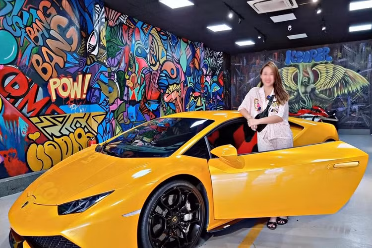 Trước đó, vào tháng 5/2021, bà Như cùng chồng đã mua lại chiếc siêu xe Lamborghini Huracan LP610-4 màu đỏ cực hiếm tại dải đất hình chữ S, ngay sau đó, vợ chồng 9X nổi tiếng kinh doanh lĩnh vực mỹ phẩm đã dán xe lại màu vàng và đăng ký lại biển số cho "bò tót" của tỉnh Bạc Liêu. 