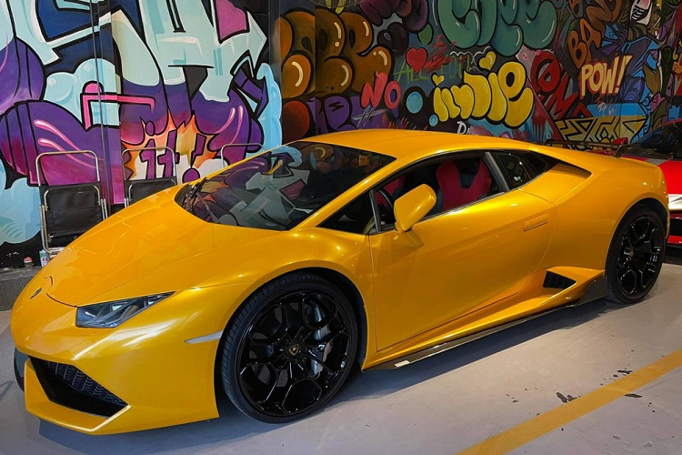 Siêu xe Lamborghini Huracan của bà chủ mỹ phẩm mới bị công an khởi tố hình sự về tội "Vi phạm quy định về an toàn ở nơi đông người" đã được độ lại body kit của hãng Vorsteiner bao gồm lướt gió phía trước, bên hông và cánh gió đuôi cỡ lớn phía sau. Xe sở hữu động cơ V10, dung tích 5.2 lít, sản sinh công suất tối đa 610 mã lực tại vòng tua máy 8.250 vòng/phút và mô-men xoắn cực đại 560 Nm. 