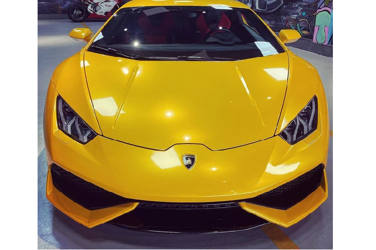 Động cơ kết hợp cùng hộp số tự động 7 tốc độ và hệ dẫn động 4 bánh toàn thời gian, nhờ đó, chiếc siêu xe của nữ đại gia mỹ phẩm ở Bạc Liêu chỉ mất thời gian 3,2 giây để tăng tốc từ vị trí xuất phát lên 100 km/h trước khi đạt vận tốc tối đa 325 km/h. Trước khi về tay bà Như cùng chồng, siêu bò này đã được trang bị ống xả độ IPE. Mức giá xe Lamborghini Huracan đã qua sử dụng tại Việt Nam khoảng hơn 10 tỷ đồng. 