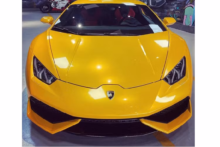 Động cơ kết hợp cùng hộp số tự động 7 tốc độ và hệ dẫn động 4 bánh toàn thời gian, nhờ đó, chiếc siêu xe của nữ đại gia mỹ phẩm ở Bạc Liêu chỉ mất thời gian 3,2 giây để tăng tốc từ vị trí xuất phát lên 100 km/h trước khi đạt vận tốc tối đa 325 km/h. Trước khi về tay bà Như cùng chồng, siêu bò này đã được trang bị ống xả độ IPE. Mức giá xe Lamborghini Huracan đã qua sử dụng tại Việt Nam khoảng hơn 10 tỷ đồng. 