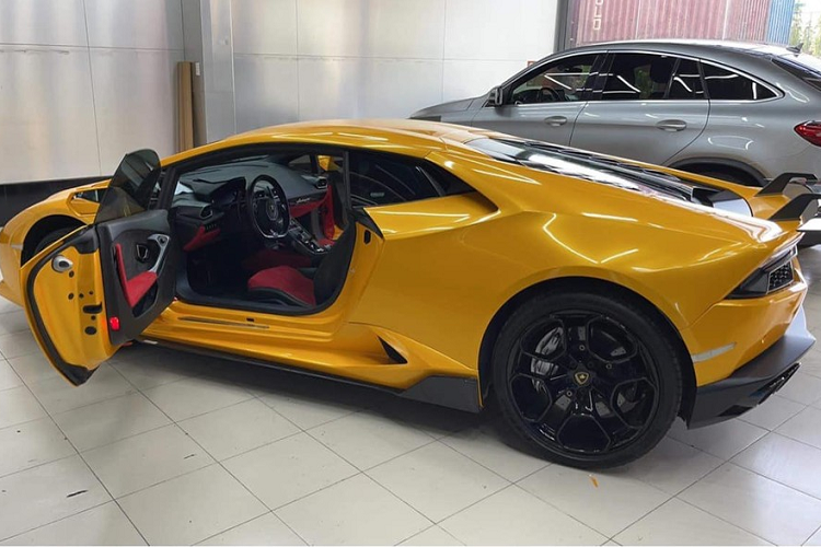 Được biết, chiếc siêu xe Lamborghini Huracan mà bà Như hay cầm lái trên đường phố tỉnh Bạc Liêu từng trải qua nhiều đời chủ và đã có cuộc phẫu thuật thẩm mỹ từ màu xanh cốm sang màu đỏ bằng phương pháp sơn trực tiếp. Ngoài ra, nội thất xe cũng được làm mới với khoang lái bọc da Alcantara. 