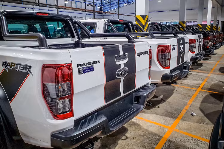 Mặc dù Ford Ranger đã được lắp ráp tại Việt Nam với nhiều phiên bản khác nhau. Tuy nhiên, chỉ riêng phiên bản hiệu năng cao – Ranger Raptor vẫn tiếp tục duy trì nhập khẩu từ Thái Lan. Sắp tới, Ford Việt Nam sẽ sớm đưa về nước phiên bản của mẫu xe bán tải Ford Ranger Raptor X 2022 mới nhất để khách hàng có thêm lựa chọn.