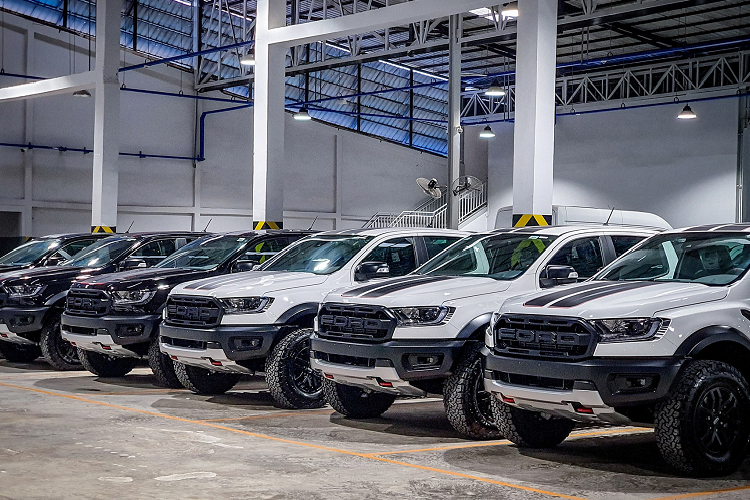 Khi tìm hiểu, hiện tại Ford Ranger phiên bản Raptor đang rất hút hàng tại các đại lý. Số lượng xe về đại lý không đủ để giao khách cọc chờ mua xe. Để “thuận mua vừa bán” và nhận xe sớm, người mua sẽ chi thêm không dưới 80 triệu đồng vào tiền phụ kiện, điều này khiến giá lăn bánh của Ranger Raptor bị đẩy lên khá cao.