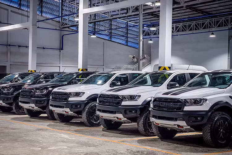 Khi tìm hiểu, hiện tại Ford Ranger phiên bản Raptor đang rất hút hàng tại các đại lý. Số lượng xe về đại lý không đủ để giao khách cọc chờ mua xe. Để “thuận mua vừa bán” và nhận xe sớm, người mua sẽ chi thêm không dưới 80 triệu đồng vào tiền phụ kiện, điều này khiến giá lăn bánh của Ranger Raptor bị đẩy lên khá cao.