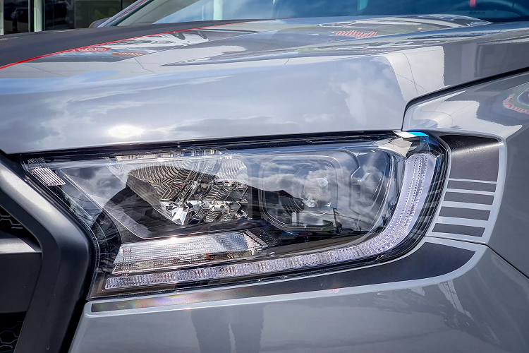 Thanh móc kéo xe ở cản trước được sơn màu can “ton sur ton” với đường viền trang trí. Xe đi kèm với “dàn chân” lắp bộ mâm hợp kim 17 inch sơn màu đen (Asphalt Black Matte) đo kèm với bộ lốp địa hình BF Goodrich dòng All-Terrain KO2 (285/70R17).