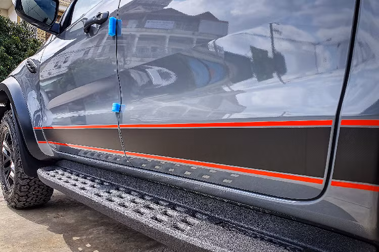 Không có thay đổi nào về Động cơ và Hệ truyền động. Xe vẫn sử dụng động cơ dầu 4cyl thẳng hàng, dung tích 2.0L tăng áp kép (biturbo) công nghệ EcoBlue TDCi cho công suất tối đa 210 mã lực và mô-men xoắn cực đại 500Nm. Sức mạnh được truyền xuống bốn bánh (4x4) thông qua hộp số tự động 10 cấp có lẫy chuyển số trên vô lăng, xe đi kèm với khóa vi sai cầu sau điện tử.