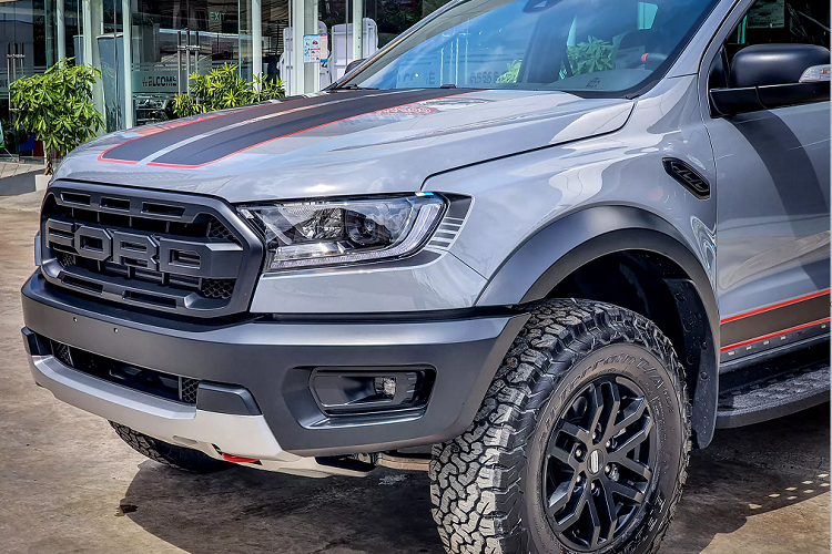 So với Ranger Raptor thông thường, phiên bản Ford Ranger Raptor X 2022 mới khác biệt ở ngoại thất. Cụ thể, xe được trang trí theo phong cách “Over the Top” với bộ tem sọc đôi màu đen, viền cam, kéo dài từ đầu xe ra phía sau.