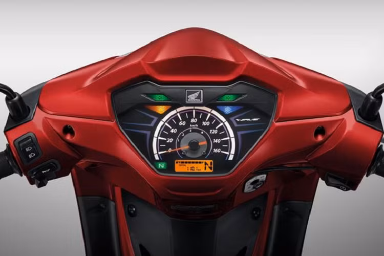 Không chỉ thay đổi ở động cơ, Honda Wave 110i 2021 còn được thay đổi làm tăng sự thoải mái cho chiếc xe với cốp xe tăng 35% sức chứa, bình xăng lớn hơn có dung tích 5 lít cùng với một bộ đồng hồ mới được kết hợp cùng màn hình điện tử nhỏ đặt phía dưới cho thông số thêm phần chi tiết và bắt mắt.