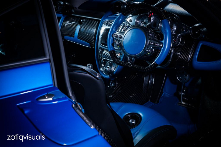 Nhìn ngang hông xe, Pagani Huayra được trang trí sọc 3 màu trắng, đỏ và xanh lá cây tượng trưng cho quốc kỳ nước Ý. “ Thần gió” được trang bị bộ mâm đúc 10 chấu làm từ chất liệu hợp kim nhôm siêu nhẹ. Di chuyển ra phía sau, chiếc Pagani Huayra mang gói độ chính hãng Pacchetto Tempesta có hệ thống ống xả thể thao titanium với khối lượng chỉ 7 kg, nhẹ hơn ống xả tiêu chuẩn 3 kg.