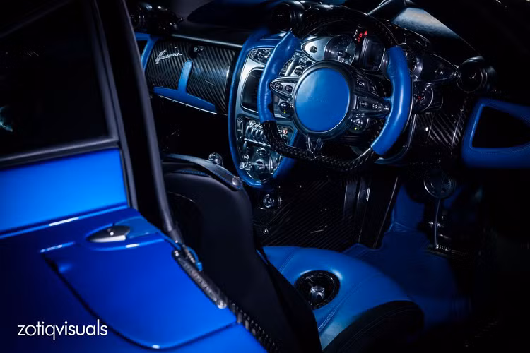 Nhìn ngang hông xe, Pagani Huayra được trang trí sọc 3 màu trắng, đỏ và xanh lá cây tượng trưng cho quốc kỳ nước Ý. “ Thần gió” được trang bị bộ mâm đúc 10 chấu làm từ chất liệu hợp kim nhôm siêu nhẹ. Di chuyển ra phía sau, chiếc Pagani Huayra mang gói độ chính hãng Pacchetto Tempesta có hệ thống ống xả thể thao titanium với khối lượng chỉ 7 kg, nhẹ hơn ống xả tiêu chuẩn 3 kg.