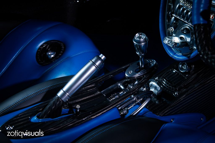 Sức mạnh của Pagani Huayra tới từ khối động cơ V12 twin-turbo dung tích 6.0L, được lắp ráp thủ công bởi các kỹ sư của Mercedes-AMG, mang đến công suất 740 mã lực và mô-men xoắn 1.000 Nm. Với động cơ này, Pagani Huayra có khả năng tăng tốc 0-100 km/h chỉ trong 3,2 giây, trước khi đạt vận tốc tối đa hơn 380 km/h.