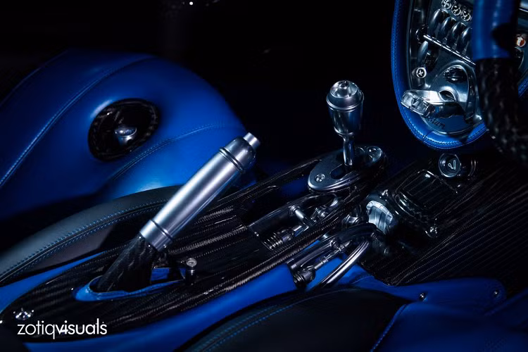 Sức mạnh của Pagani Huayra tới từ khối động cơ V12 twin-turbo dung tích 6.0L, được lắp ráp thủ công bởi các kỹ sư của Mercedes-AMG, mang đến công suất 740 mã lực và mô-men xoắn 1.000 Nm. Với động cơ này, Pagani Huayra có khả năng tăng tốc 0-100 km/h chỉ trong 3,2 giây, trước khi đạt vận tốc tối đa hơn 380 km/h.