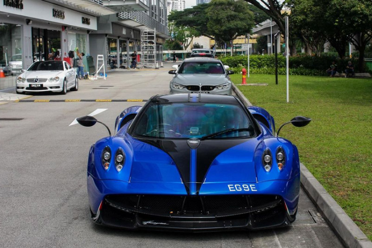 Chưa hết, chiếc Pagani Huayra này còn là hàng độc khi thuộc phiên bản SM Edition. Tuy nhiên, “trùm lừa đảo” không phải là chủ nhân đầu tiên của chiếc siêu xe này. Trước đó, Pagani Huayra SM Edition từng thuộc sở hữu của một người chơi xe có tiếng tại Singapore.