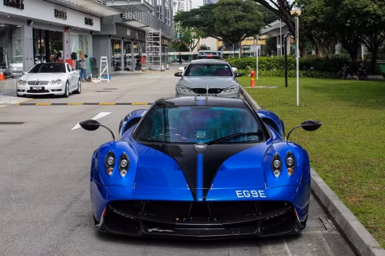 Chưa hết, chiếc Pagani Huayra này còn là hàng độc khi thuộc phiên bản SM Edition. Tuy nhiên, “trùm lừa đảo” không phải là chủ nhân đầu tiên của chiếc siêu xe này. Trước đó, Pagani Huayra SM Edition từng thuộc sở hữu của một người chơi xe có tiếng tại Singapore.