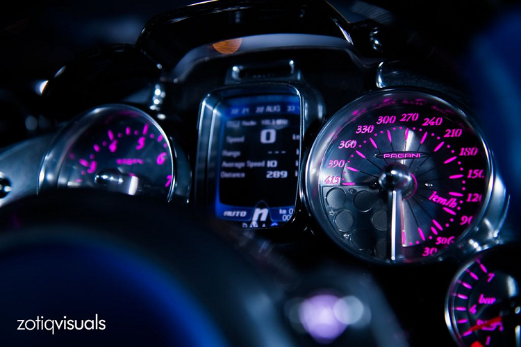 Về nội thất, Pagani Huayra SM Edition vẫn sở hữu thiết kế đậm chất tương lai với hai tông màu chủ đạo là xanh và đen.