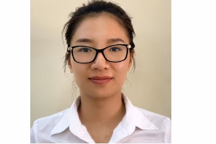 Nu thu quy xinh dep lam thu tuc cho khach vay tien xong mang di danh bac