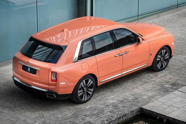 Hiện chưa rõ chủ xe đã phải chi bao nhiêu cho các tùy chọn cá nhân hóa trên chiếc SUV siêu sang Rolls-Royce Cullinan này, đặc biệt là màu sơn Dusty Coral trông khá lạ mắt và độc đáo. Nếu đã đủ khả năng để mua một chiếc Rolls-Royce thì tại sao không chi thêm tiền cho bộ phận cá nhân hóa để biến chiếc xe của mình trở nên độc nhất