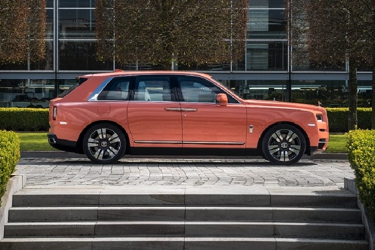 Bộ phận Rolls-Royce Bespoke tự hào khi sở hữu những danh mục và tùy chọn sản phẩm mà khách hàng thậm chí có thể không hề nghĩ tới. Ví dụ như 44.000 màu sơn ngoại thất thuộc chương trình cá nhân hóa xe Rolls-Royce, tuy nhiên trong trường hợp khách hàng không thể tìm thấy màu sắc mong muốn, họ hoàn toàn có thể tự sáng tạo một màu sơn độc nhất cho riêng mình.