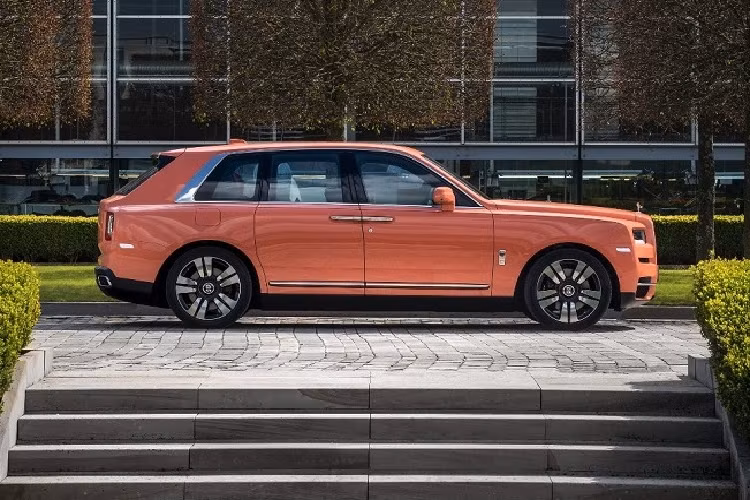Bộ phận Rolls-Royce Bespoke tự hào khi sở hữu những danh mục và tùy chọn sản phẩm mà khách hàng thậm chí có thể không hề nghĩ tới. Ví dụ như 44.000 màu sơn ngoại thất thuộc chương trình cá nhân hóa xe Rolls-Royce, tuy nhiên trong trường hợp khách hàng không thể tìm thấy màu sắc mong muốn, họ hoàn toàn có thể tự sáng tạo một màu sơn độc nhất cho riêng mình.