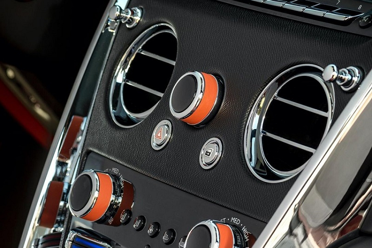 Để tránh vẻ đơn điệu, chủ sở hữu của chiếc Rolls-Royce Cullinan này đã bổ sung thêm một số điểm nhấn ngoại thất được hoàn thiện bằng chrome sáng bóng trên lưới tản nhiệt, viền cửa sổ, viền dưới ngưỡng cửa, tay nắm cửa, nắp cốp và cản va sau. Xe “cưỡi” trên bộ mâm 5 chấu to bản hai tông màu.