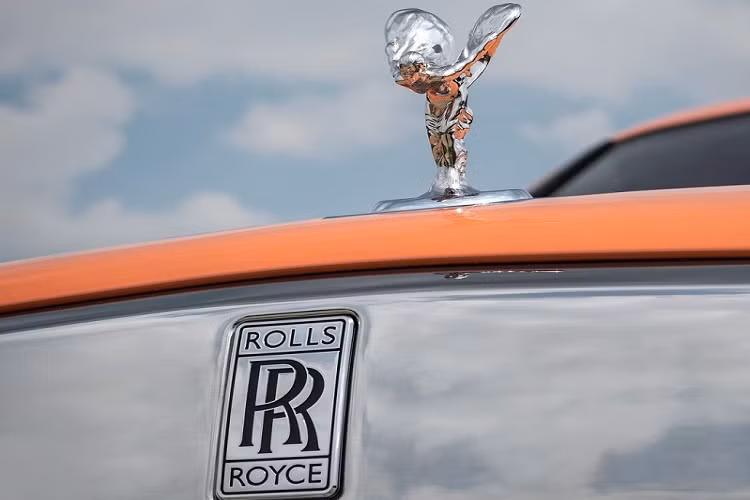 Khoang nội thất của chiếc Rolls-Royce Cullinan này cũng có một số điểm nhấn cá nhân hóa, bao gồm chất liệu da cao cấp màu hồng cam Dusty Coral - tương tự như ngoại thất - xuất hiện trên ghế ngồi và núm xoay điều khiển hệ thống điều hòa.