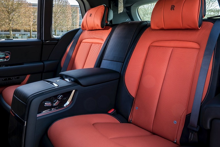 Chiếc Rolls-Royce Cullinan Dusty Coral mới này là sự kết hợp giữa sắc cam và nâu đỏ san hô tạo nên màu hồng cam san hô bí ẩn và sâu sắc.