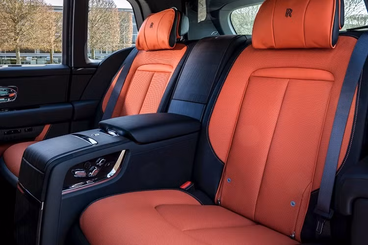 Chiếc Rolls-Royce Cullinan Dusty Coral mới này là sự kết hợp giữa sắc cam và nâu đỏ san hô tạo nên màu hồng cam san hô bí ẩn và sâu sắc.