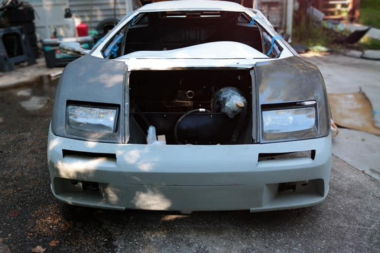 Chiếc Lamborghini Diablo hàng nhái này hiện đang được rao bán tại thành phố Lawrenceville, bang Georgia, Mỹ. Giá mà chủ sở hữu của chiếc siêu xe bản sao này đưa ra là 30.000 USD (khoảng 690 triệu đồng). Giá bán này nghe qua thì có vẻ hời so với chiếc Lamborghini Diablo SV Monterey Edition xịn. Thế nhưng, chiếc xe "nhái" này lại không hề có động cơ