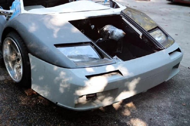 Nếu được hoàn thiện, đây sẽ là chiếc Lamborghini Diablo "nhái" khá thuyết phục. Đặc biệt, xe còn đi kèm chắn bùn bằng sợi carbon lấy từ Lamborghini Diablo "xịn". Trong khi đó, những chi tiết thân vỏ khác đều được làm với kích thước và hình dáng khá giống với siêu xe Lamborghini Diablo thật.