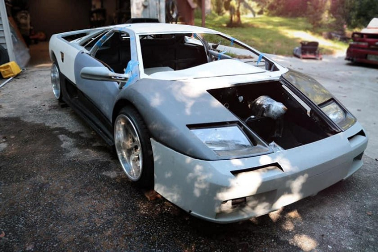 Cụ thể hơn, chiếc Lamborghini Diablo "nhái" chưa được hoàn thiện mà chỉ có "phần xác" bên ngoài. Theo người rao bán, chiếc xe được phát triển dựa trên khung không gian chế tạo riêng để phù hợp với động cơ V12 đặt giữa do BMW sản xuất. Tuy nhiên, khi được rao bán, chiếc xe lại không đi kèm với động cơ.