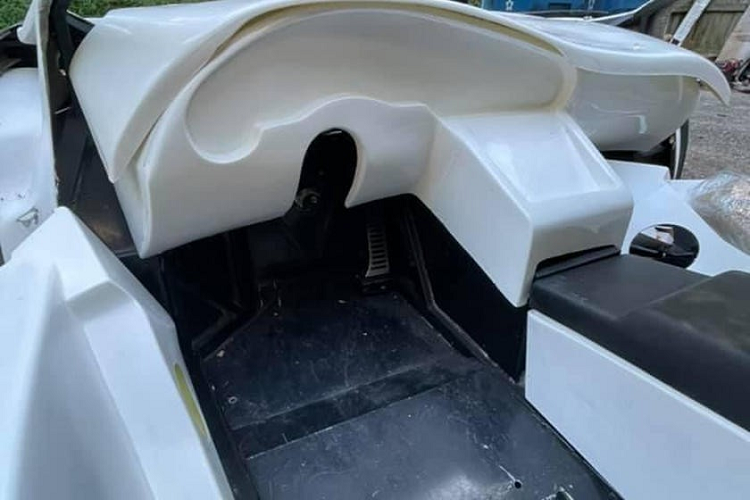 Những bộ phận còn lại của chiếc Lamborghini Diablo "hàng nhái" này do nhiều công ty khác sản xuất. Ví dụ như tay đòn của hệ thống treo lấy từ Chevrolet C5 Corvette, phanh sau từ C7 Corvette. Riêng hệ thống lái chỉnh điện của xe lại từ Chevrolet Camaro. Thêm vào đó là trục lái của Alfa Romeo, bộ bàn đạp của Subaru, chân ga của Aventador cũng như nắp ca-pô và cánh lướt gió bên sườn của Diablo GTR.