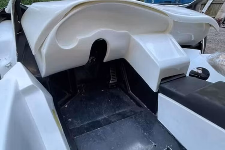 Những bộ phận còn lại của chiếc Lamborghini Diablo "hàng nhái" này do nhiều công ty khác sản xuất. Ví dụ như tay đòn của hệ thống treo lấy từ Chevrolet C5 Corvette, phanh sau từ C7 Corvette. Riêng hệ thống lái chỉnh điện của xe lại từ Chevrolet Camaro. Thêm vào đó là trục lái của Alfa Romeo, bộ bàn đạp của Subaru, chân ga của Aventador cũng như nắp ca-pô và cánh lướt gió bên sườn của Diablo GTR.