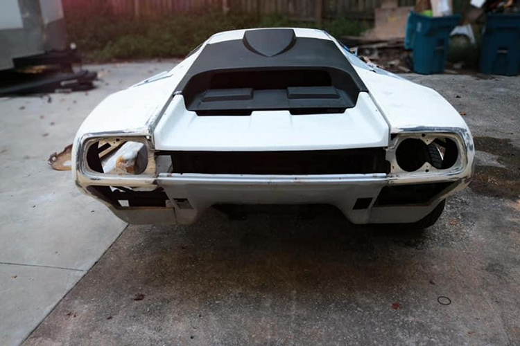 Bên trong chiếc Lamborghini Diablo "nhái" xuất hiện mặt táp-lô giống với "hàng thật". Tuy nhiên, xe lại không hề có trang bị tiện nghi nào, kể cả ghế ngồi.