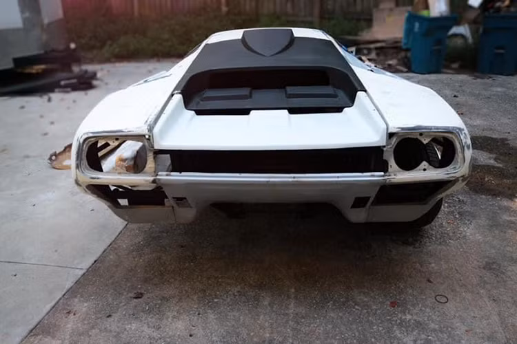 Bên trong chiếc Lamborghini Diablo "nhái" xuất hiện mặt táp-lô giống với "hàng thật". Tuy nhiên, xe lại không hề có trang bị tiện nghi nào, kể cả ghế ngồi.