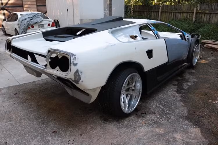 Do đó, giá xe Lamborghini Diablo nhái chào bán tới 30.000 USD này bị đánh giá là khá cao. Nếu mua chiếc xe này về, chủ nhân mới sẽ phải đầu tư thêm một số tiền không nhỏ nữa để hoàn thiện.