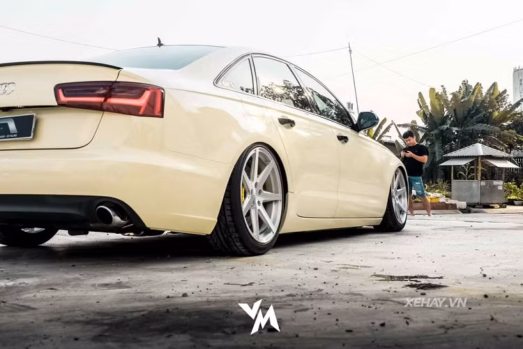 Chiếc Audi A6 này được chủ nhân giữ nguyên phần bề ngoài "zin". Khu vực được tinh chỉnh nằm ở hệ thống phuộc của xe với phần gầm được hạ sát xuống đất. Đặc biệt, khoảng sáng gầm xe có thể được điều chỉnh thông qua hệ thống remote hiện đại. Tất nhiên, khi nhìn ở một góc độ tiêu cực, việc hạ gầm thấp theo phong cách Stance cũng gây ra nhiều ảnh hưởng tới quá trình lái xe, chẳng hạn như việc xe dễ bị cạ gầm.