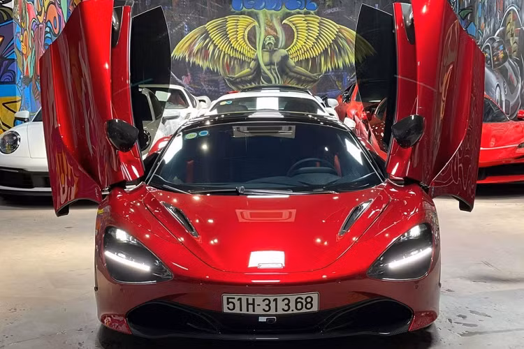 Được biết, doanh nhân này từng gây xôn xao mạng xã hội khi mua chiếc siêu xe Lamborghini Huracan LP610-4 màu trắng được dán đề-can màu xanh cốm chỉ vì tài xế rất thích. Trước đó, đại gia này đã chốt mua 1 chiếc siêu xe mui trần McLaren 720S Spider đã qua sử dụng và còn tậu cả xe thể thao hạng sang Aston Martin DB11 V8 chính hãng.