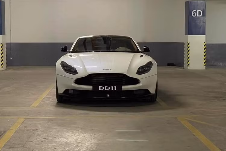 Ngoài chiếc xe McLaren 720S Spider, đại gia này còn mua một siêu xe đã qua sử dụng khác là chiếc xe Lamborghini Huracan LP610-4 màu trắng đã được dán đề-can xanh cốm. Chiếc xe này ban đầu mang biển số Sài thành nhưng khi về tay 1 thanh niên 9X buôn sầu riêng ở Đắk Lắk đã nhanh chóng đổi biển sang đầu số 47A.