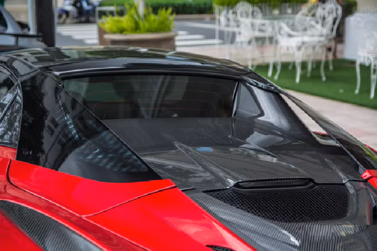 Trải nghiệm 1 siêu xe của Anh và siêu xe Ý, doanh nhân này chuyển sang chơi xe thể thao hạng sang của Anh quốc là Aston Martin DB11 V8 nhưng mua theo diện chính hãng, mới toanh, chưa qua sử dụng. Được biết, đây là chiếc xe Aston Martin DB11 V8 còn xót lại trong showroom xe Aston Martin chính hãng.