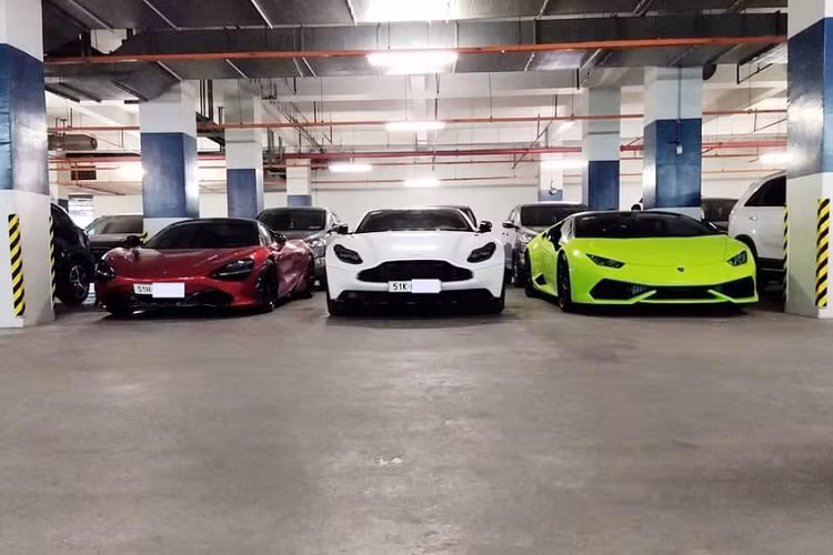 Vụ việc một đại gia Sài thành đã âm thầm bổ sung vào bộ sưu tập xe của mình những siêu xe Lamborghini Huracan LP610-4, McLaren 720S Spider và Aston Martin DB11 đã thu hút khá nhiều sự quan tâm của giới mê xe. Không chỉ thế, bộ xe khủng này còn lộ ảnh đỗ cạnh nhau tại một hầm gửi xe khiến dân mạng xuýt xoa trước độ chịu chơi của chủ nhân.