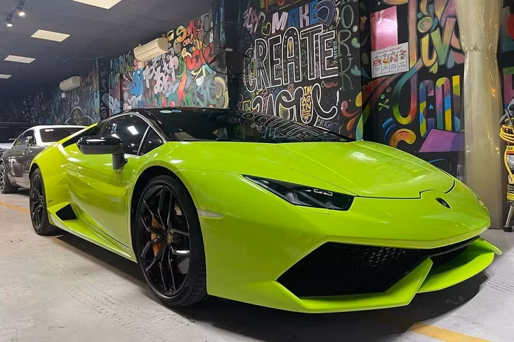 Dàn siêu xe ấn tượng của doanh nhân Sài thành, chốt mua Lamborghini Huracan vì tài xế thích, từ trái sang là McLaren 720S Spider màu đỏ Memphis độc nhất Việt Nam, Aston Martin DB11 V8 và siêu xe Lamborghini Huracan LP610-4.